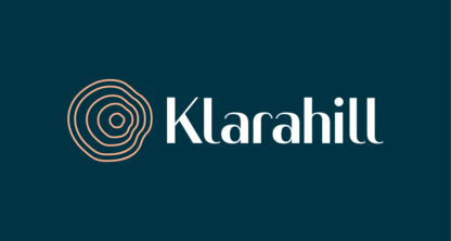 Klarahill - logotyp - liggande, vit och pine